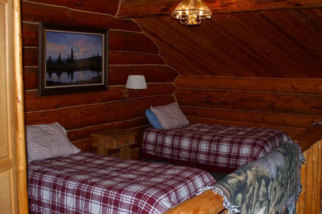 Wise Old Hunter Lodge Anchor Point Room photo