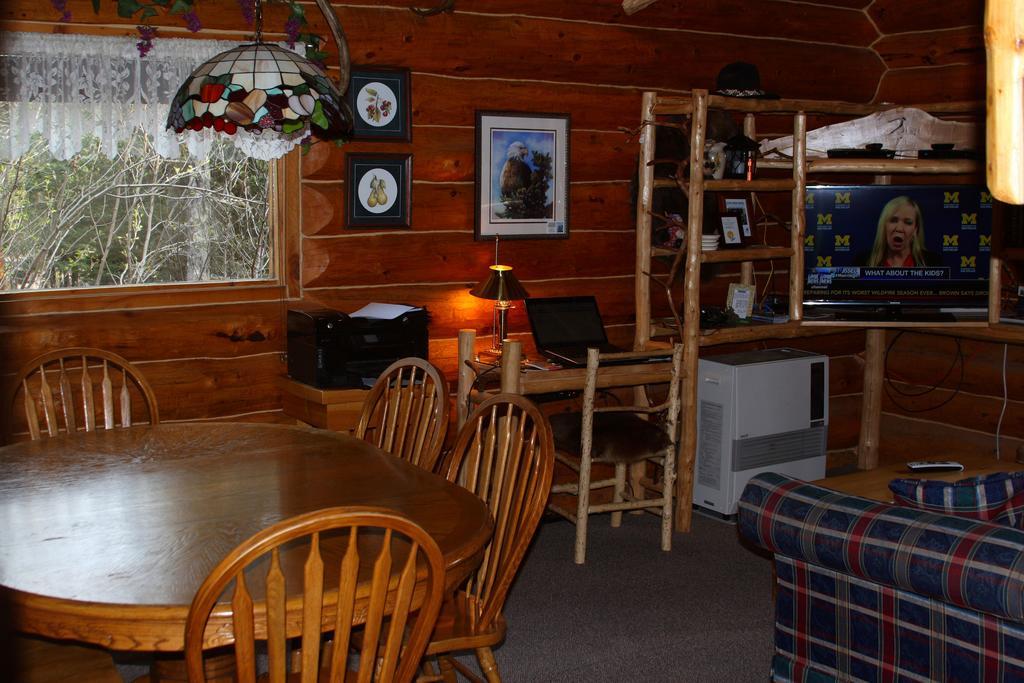 Wise Old Hunter Lodge Anchor Point Room photo